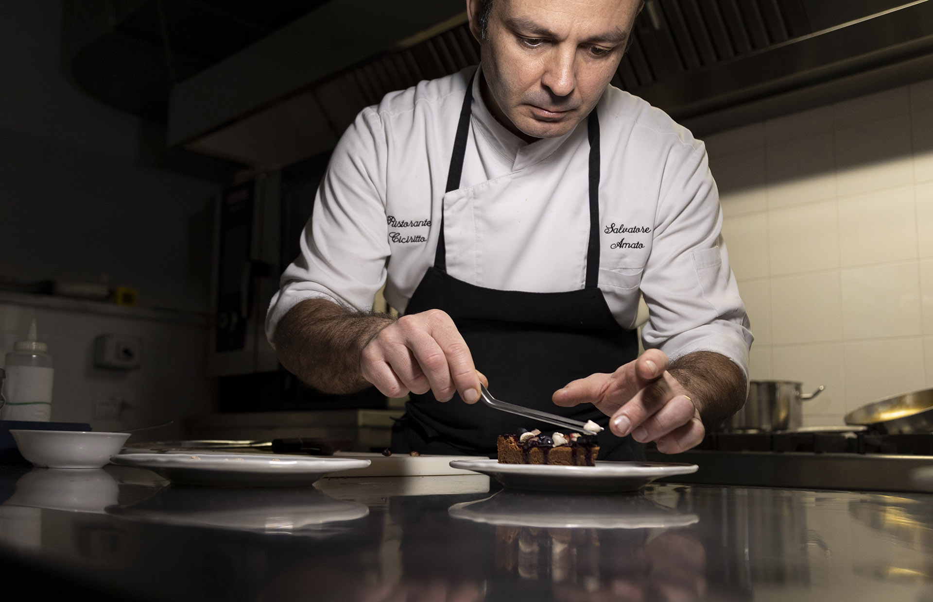 Lo chef di Ciciritto al lavoro in cucina